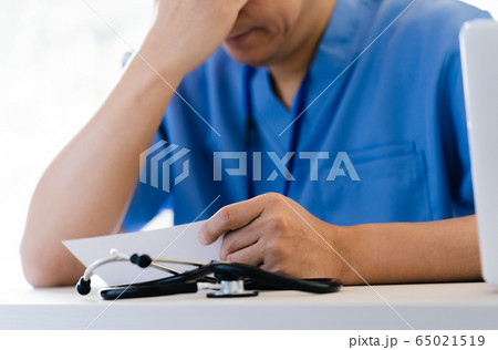 医師 男性 悩む 医師 男性 悩む 65021519