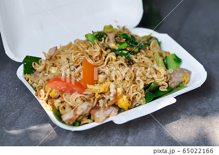stir fried noodles with pork and vegetable 65022166