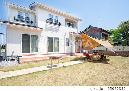 家の庭でbbq 65022352