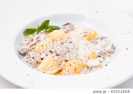 Ravioli with mushrooms in a creamy sauce. 65022668