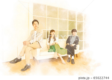 みんなで遠くを見つめながらソファに座っている　男女3人　水彩画風 65022744