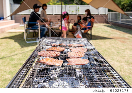 家の庭でbbq 65023173