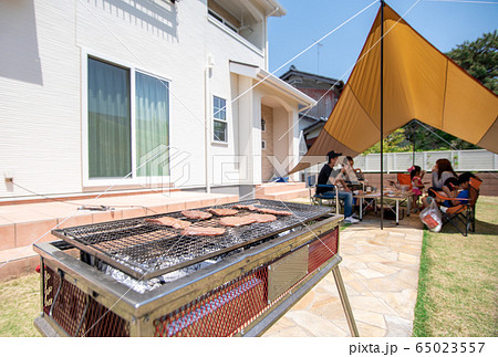 家の庭でbbq 65023557