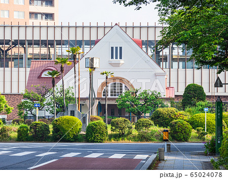 東京　復元された旧国立駅舎と大学通り 65024078