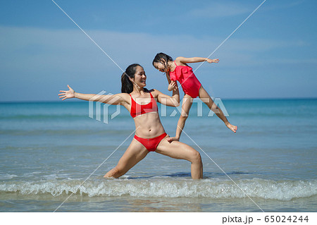 Asian chinese woman spending time playing with daughter 65024244