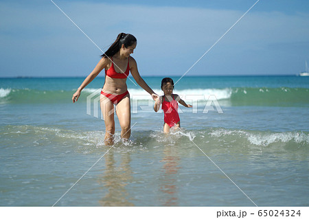 Asian chinese woman spending time playing with daughter Asian chinese woman spending time playing with daughter 65024324