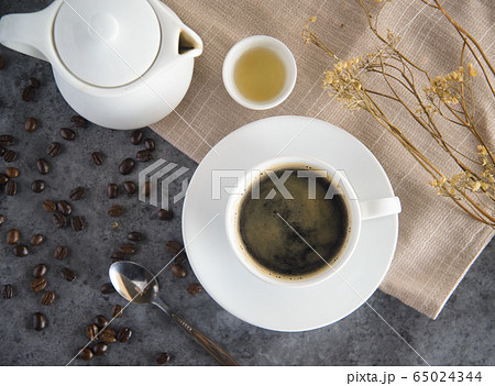 Coffee cup and coffee beans on table 65024344