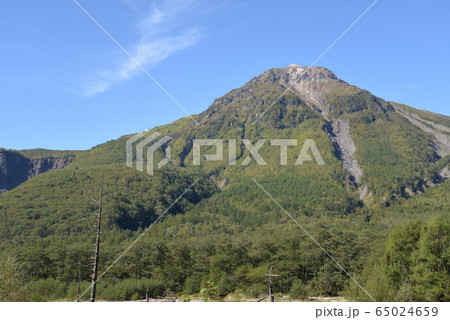 上高地から見た焼岳 上高地から見た焼岳 65024659