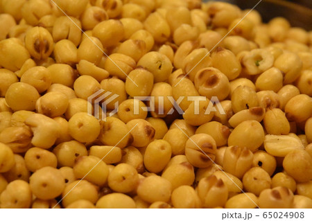 Baked yellow beans 65024908