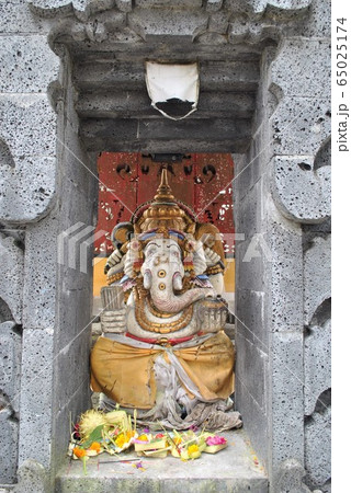 バリ島　インドネシア　観光地　観光名所　観光スポット　神　お供え 65025174