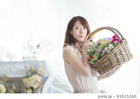 花籠と女性 花籠と女性 65025260