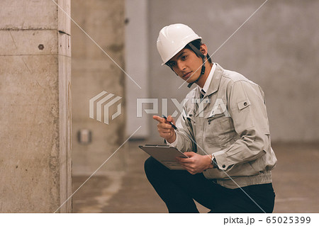 点検中の作業員 65025399