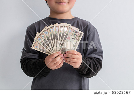 子供が10万円を持っている　笑顔　子育て手当て　給付金 65025567