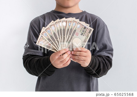 子供が10万円を持っている　子育て手当て　給付金 65025568