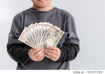 子供が10万円を持っている　子育て手当て　給付金 65025569
