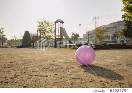 ボールが残る人のいない公園の写真素材