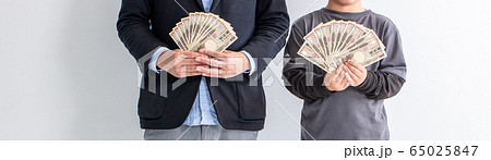 親子で10万円を持っている　給付金　バナー　money 日本 65025847