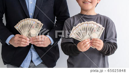 親子で10万円を持っている　給付金　笑顔　money 日本 65025848