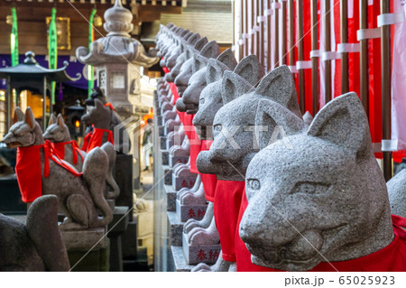 豊川稲荷東京別院 三神殿参道の狐様の写真素材