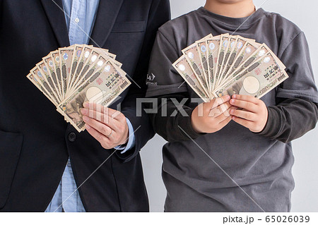 親子で10万円を持っている　給付金　子育て手当て　money 子供手当 65026039