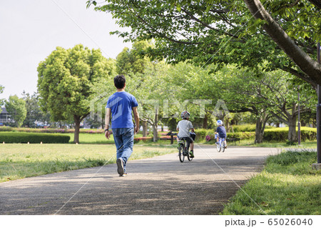 公園での家族の休日の風景 65026040