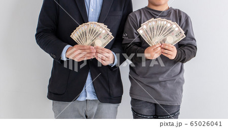 親子で10万円を持っている　給付金　子育て手当て　money 子供手当 65026041