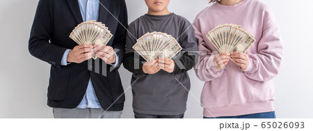 家族で10万円持っている姿　給付金　子供手当　money 日本　バナー 65026093