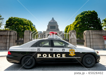 日本の国会議事堂とパトカー 65026402