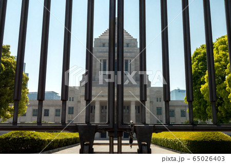 国会議事堂とパトカー 65026403