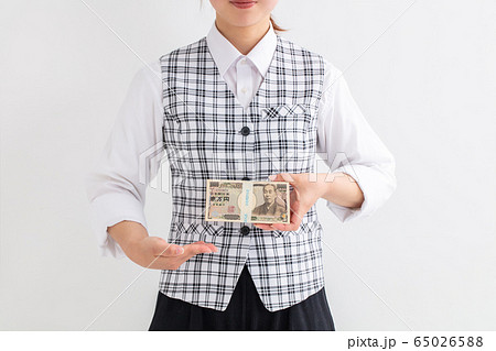 銀行員の女性が100万円を持っている 給付金 持続か給付金 money 笑顔 銀行員の女性が100万円を持っている 給付金 持続か給付金 money 笑顔 65026588