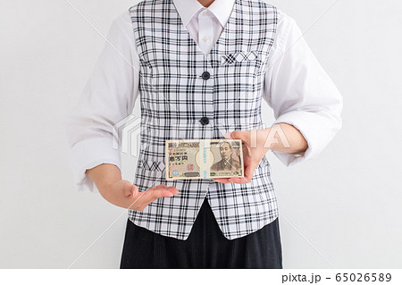 銀行員の女性が100万円を持っている　給付金　持続か給付金　money 笑顔 65026589