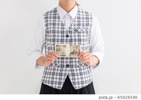 銀行員の女性が100万円を持っている 給付金 持続か給付金 money 笑顔 銀行員の女性が100万円を持っている 給付金 持続か給付金 money 笑顔 65026590
