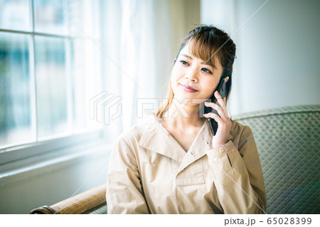 リラックスしてスマホで会話 65028399