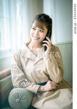 リラックスしてスマホで会話 65028400