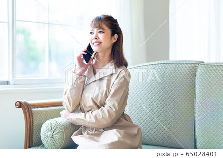 リラックスしてスマホで会話 65028401