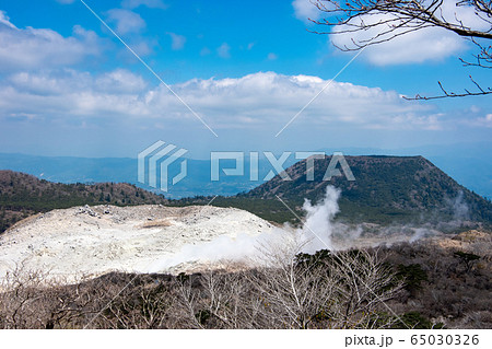 硫黄山（霧島火山）の火口と全景 65030326