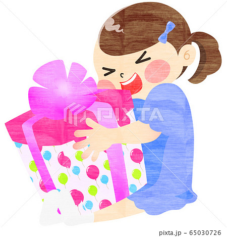 誕生日プレゼントにはしゃぐ女の子 夏 手描き風のイラスト素材