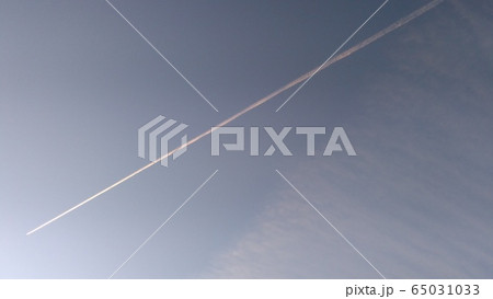 天空の飛行機雲 65031033