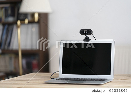 ウェブカメラをつけたノートパソコン 65031345