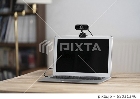 ウェブカメラをつけたノートパソコン 65031346