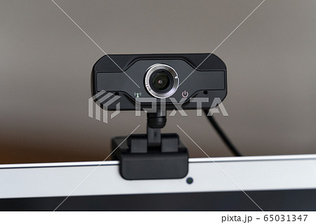 ノートパソコンに取り付けたウェブカメラ 65031347