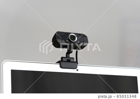 ノートパソコンに取り付けたウェブカメラ 65031348