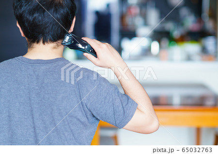 バリカン 散髪 セルフカット 男性 日本人 外出自粛 非常事態宣言 ヘルスケア ヘアカット 理容 髪の写真素材