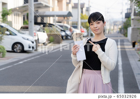 現金を見せる女性 65032926