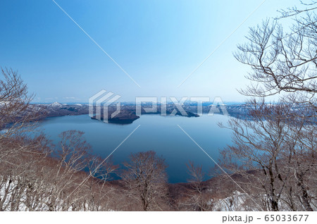 【青森県十和田湖】御鼻部山から眺める初春の十和田湖 【青森県十和田湖】御鼻部山から眺める初春の十和田湖 65033677