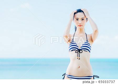 水着の若い女性 65033737
