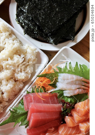 玄米入りご飯の酢飯で食べる手巻き寿司 65034694