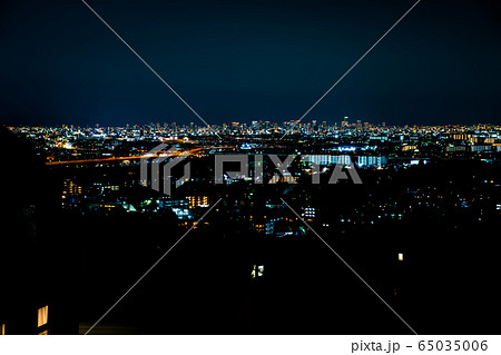 兵庫県宝塚市　雲雀丘の住宅街からの夜景 65035006