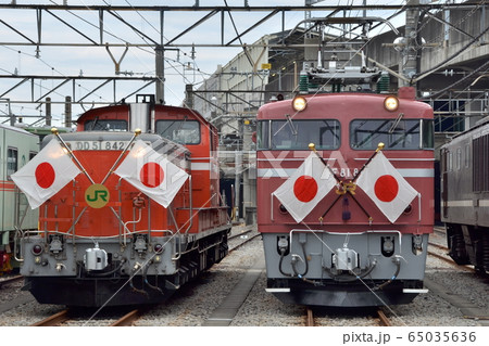 JR東日本DD51-842とEF81-81 日章旗付きの並びの写真素材 [65035636 