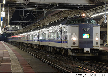 JR西日本583系急行きたぐに 新潟駅にて JR西日本583系急行きたぐに 新潟駅にて 65035644